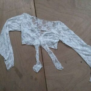 עליונית תחרה לבן