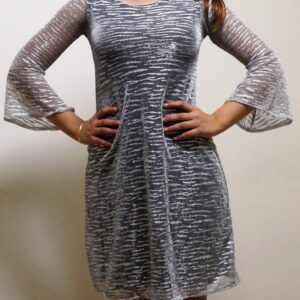 שמלת שיפון כסופה, עם בסיס שחור תפור מתאים לכיתות ד׳-ט׳